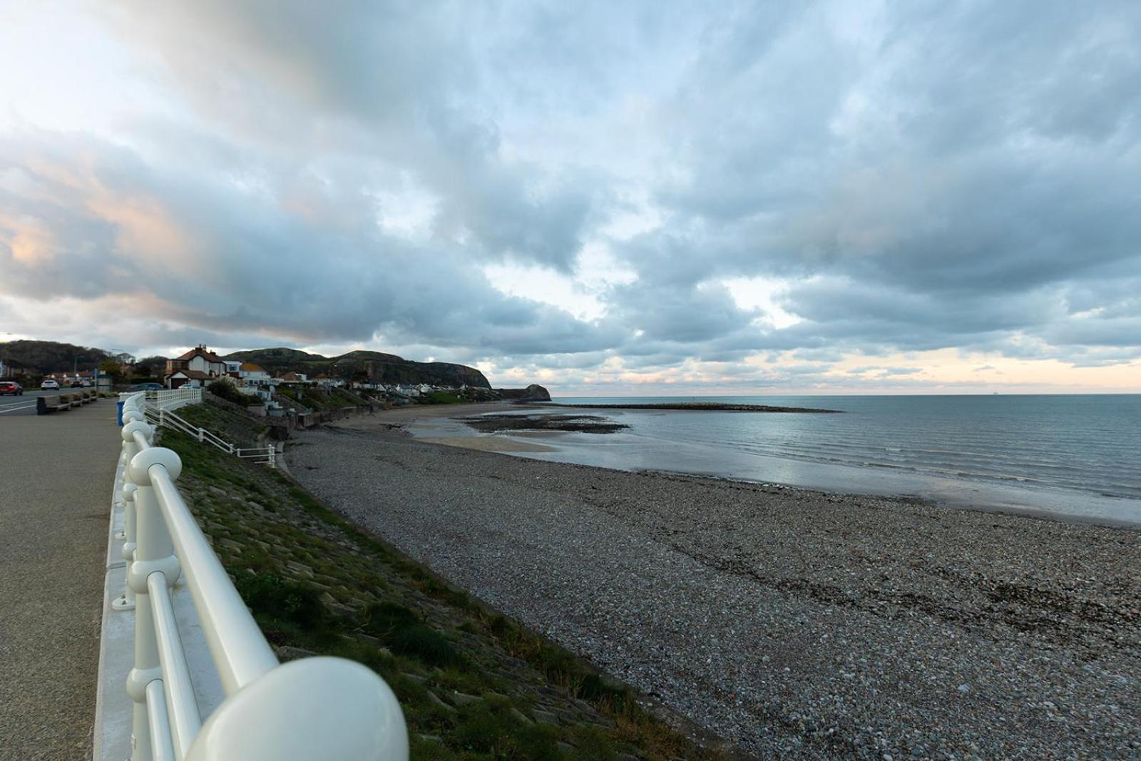 Willow Cottage - Cost 3 Bed Cottage In Penrhyn Bay With Sea Views With Access To Snowdonia Rhôs-on-Sea Kültér fotó